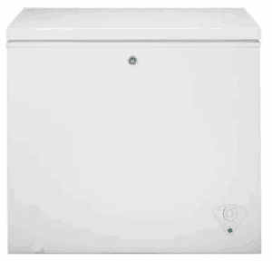 GE FCM7STWW 32 Inch Chest Freezer with 7.0 Cu. Ft. Capacity, Sliding Plastic Baskets, Adjustable Temperature Control, Manual Defrost, Power On Light, Power Outage Promise, and Garage Ready